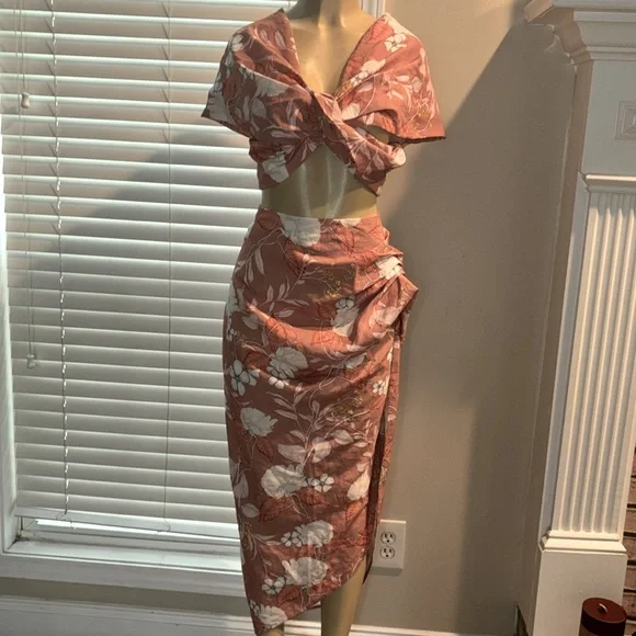 ASOS EDITION twist front off shoulder top and skirt in linen
floral print. - Picture 4 of 14